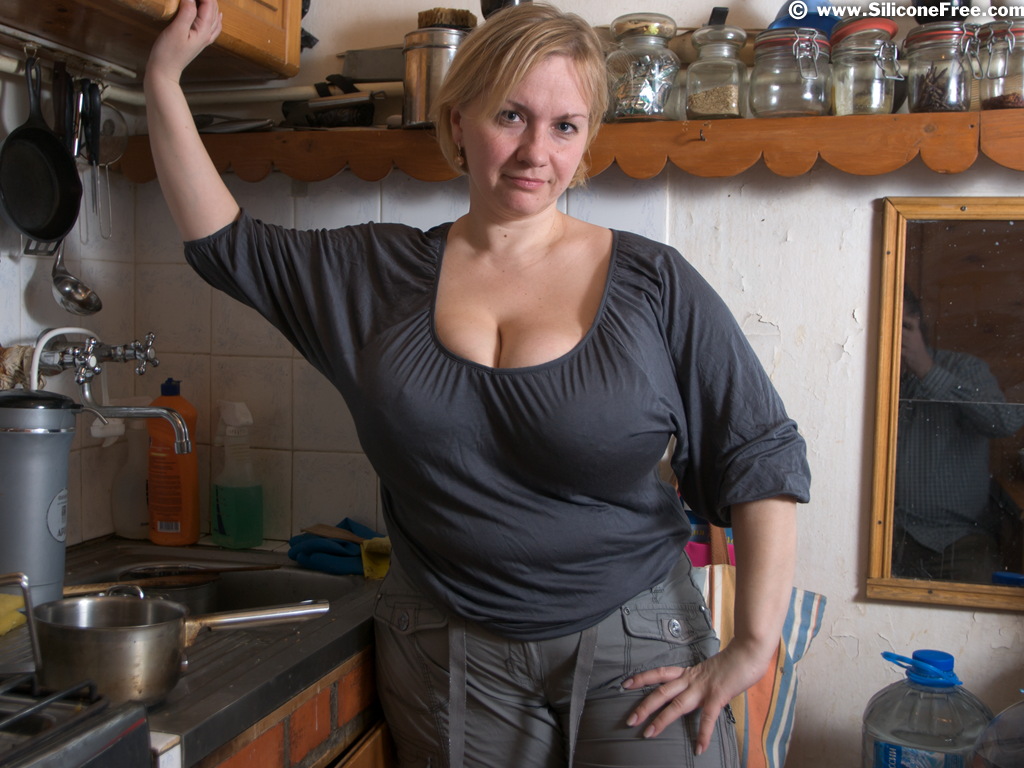 40-ка летняя баба с силиконовыми дойками дрочит на кухне